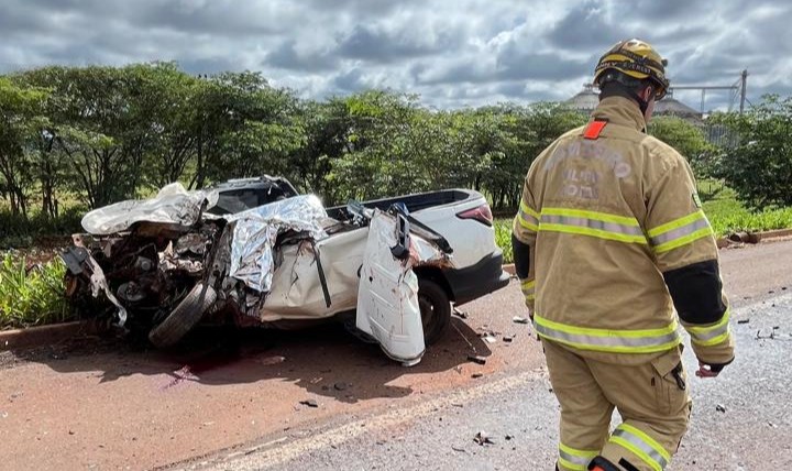Acidente entre bitrem e Fiat Strada deixa um morto na BR-452, em Rio Verde