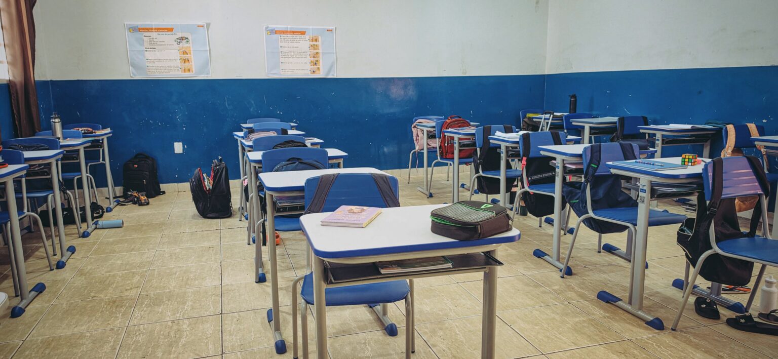 Escolas municipais recebem 274 conjuntos de mesas e cadeiras