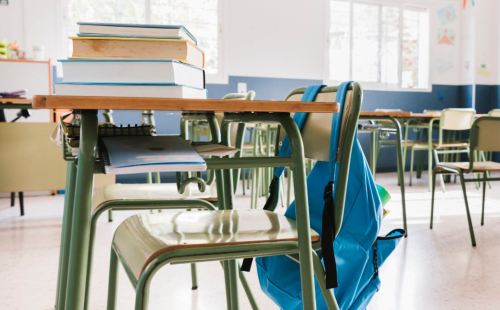 sala-de-aula-da-escola-com-livro sala-de-aula-da-escola-com-livro